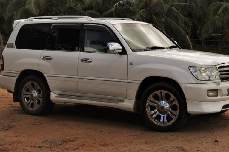 Rent a 4x4 Land cruiser V8 in Rwanda