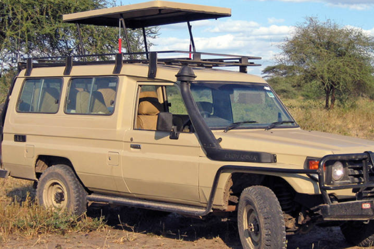 4x4 safari land cruiser for rent in Rwanda